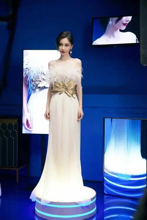 盛典红毯女明星:杨颖后背镂空,娄艺潇汉服喜感,张雨绮香肩半露_时尚