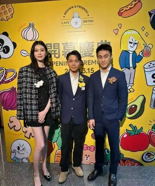 赌王四房出席活动,奚梦瑶与人合影主动弯腰,何猷君穿增高鞋抢镜