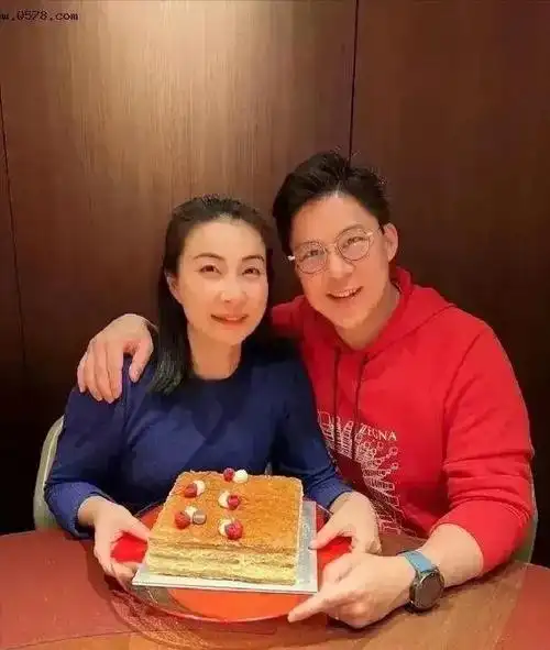 郭晶晶一家三口近照,网友:儿子长得不像爸妈,却越来越像爷爷了