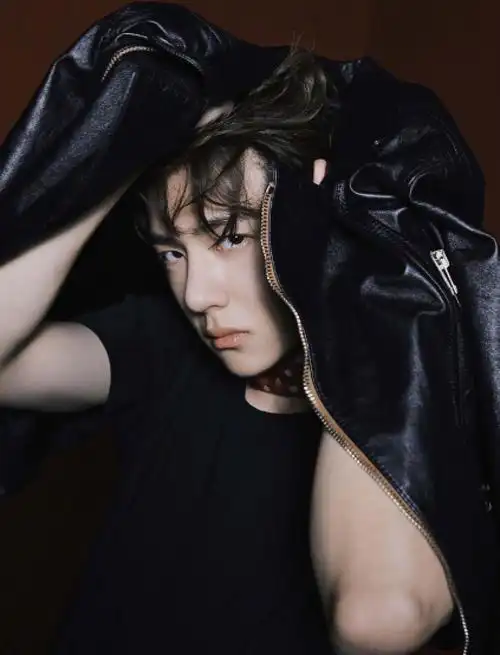 baby王一博同登杂志封面baby资源更强大王一博被嘲讽