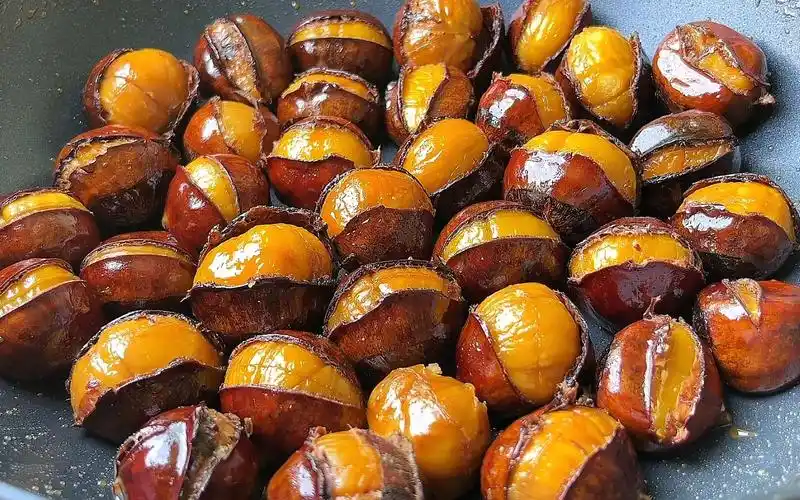 原来糖炒栗子做法这么简单,家里有锅就能做,香甜粉糯个个开口