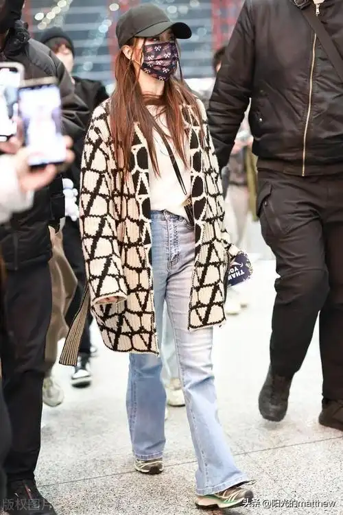 蔡依林北京出发,黑白针织毛衣满满冬日慵懒氛围|机场|赵冬日|金曲奖