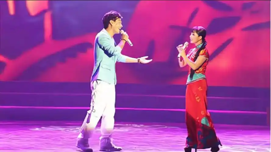 王二妮太大胆了,竟背着老公和云飞合唱这首歌,一开口太肉麻了!