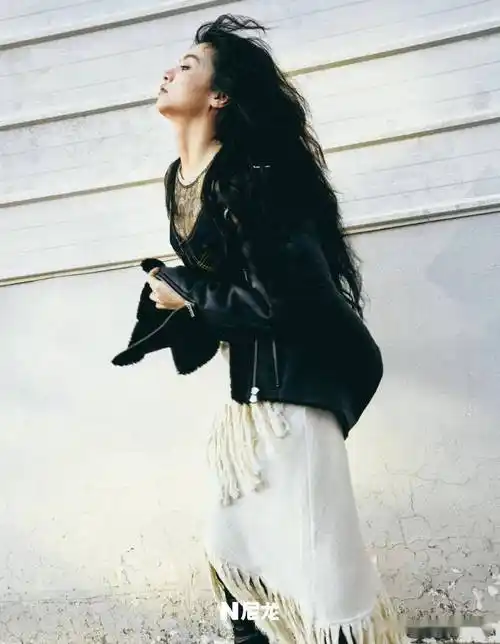 女星春夏《尼龙》12月刊封面,慵懒可爱造型展现鲜活灵动