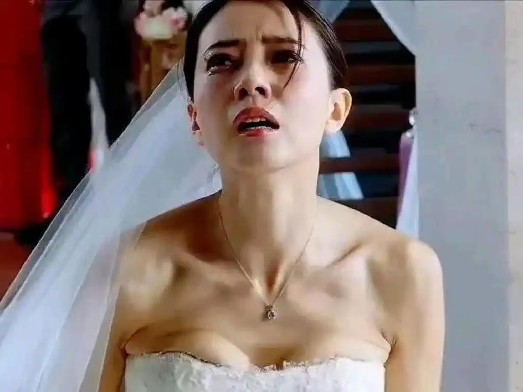 高圆圆穿着婚纱哭的梨花带雨,撕心裂肺
