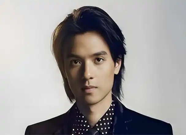 被嘲发福变老的"男神",和50岁冯德伦世纪同框,颜值重回巅峰