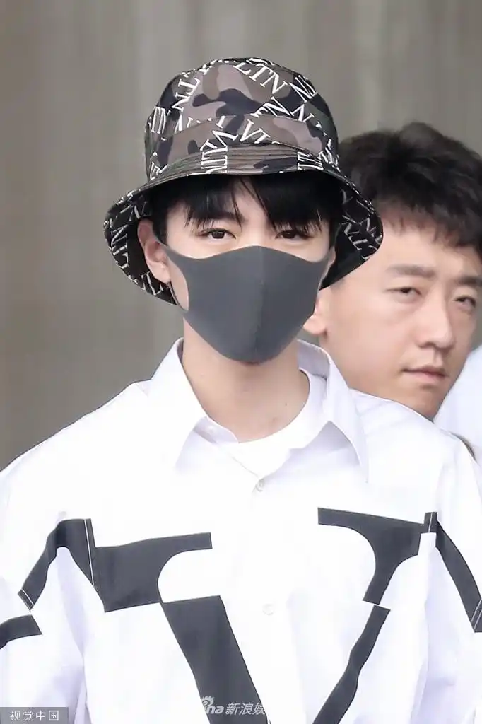 组图:王俊凯穿白衬衫很清爽 戴口罩目视镜头上演眼神杀