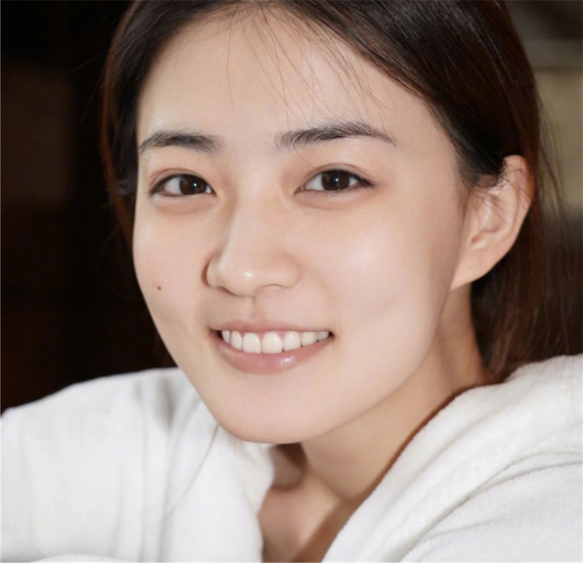 徐璐给粉丝发福利,晒浴袍素颜照,表情包十足,与平日相差甚大!