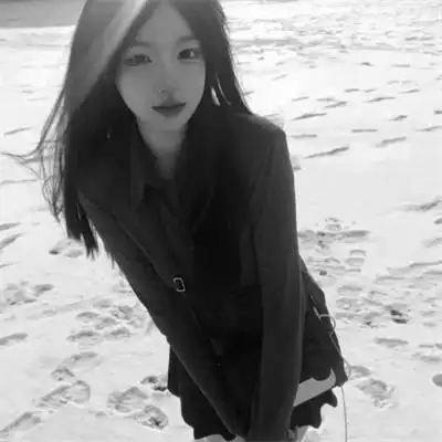 黑白女生头像图片真人