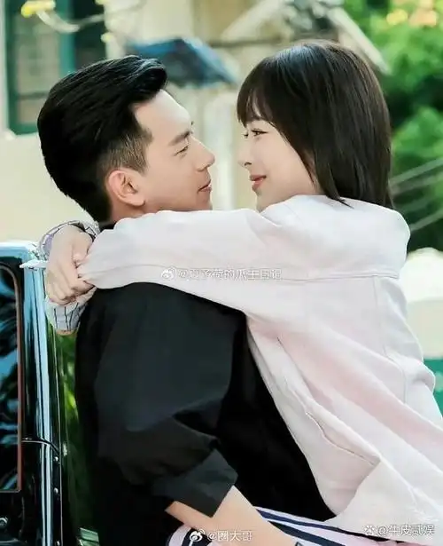 李现和杨紫是"童颜cp",两人磕了很多年了,靠着这个话题度,他俩每年都