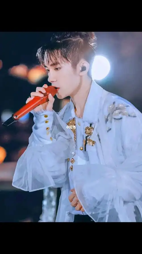 舞台上的易烊千玺永远是那么耀眼