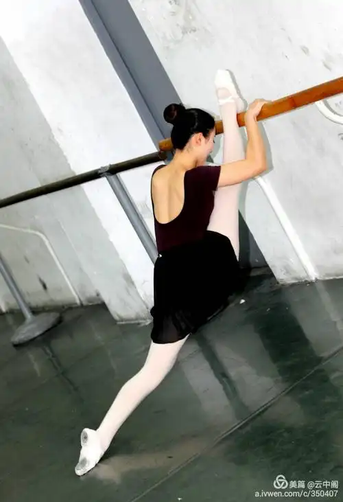 合肥舞蹈系女生毕业秀一字马