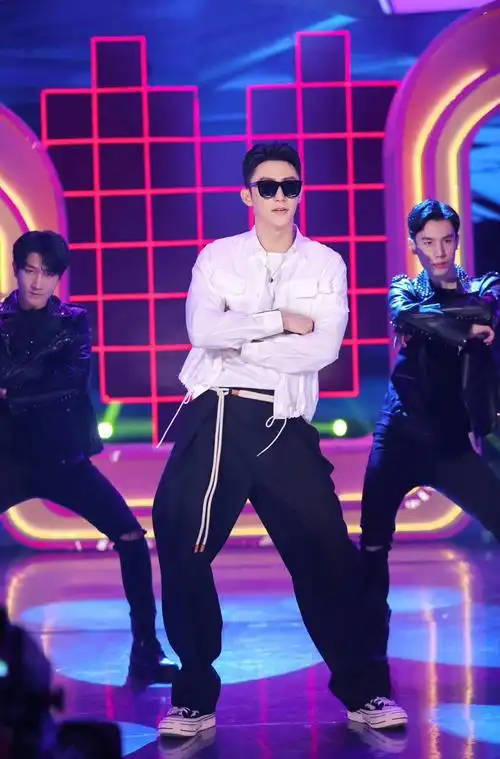 @johnny黄景瑜 身着@ports1961 衬衫亮相《快乐大本营》|黄景瑜|快乐