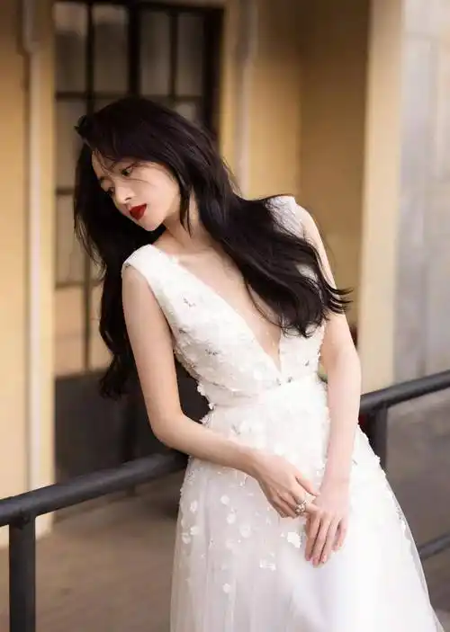 褪去了稚嫩的胡冰卿太美了,一袭白纱裙优雅高贵,黑发红唇好妩媚_建议_