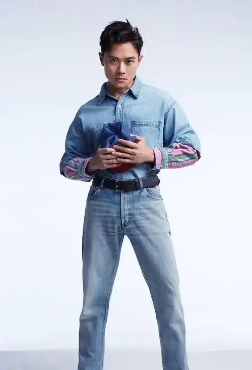 其实在里面的内搭,曹骏还穿着一件粉色的衬衫,为了不显得单调.