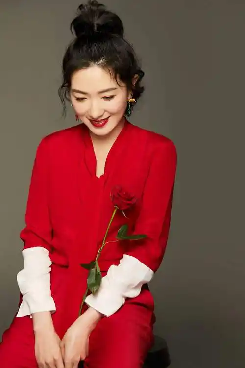 除了歌唱实力外,万茜还以其令人惊艳的外表而闻名.