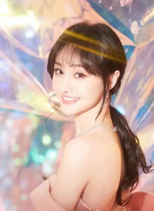 郑爽蝴蝶结纱裙,亮相微博之夜红毯,微微一笑很倾城!