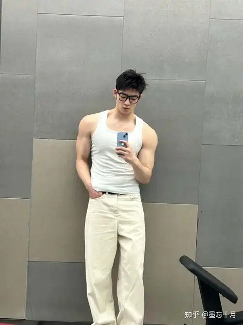 185cm山东大学校草不仅颜值高肌肉更是让人流口水