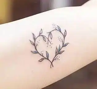 充满爱的心形纹身图案