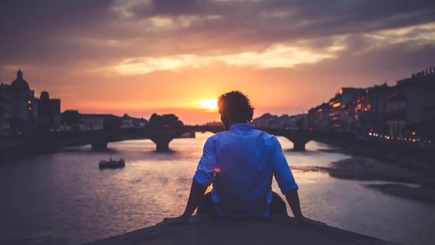 一个人孤独面对夕阳的背影高清原图查看