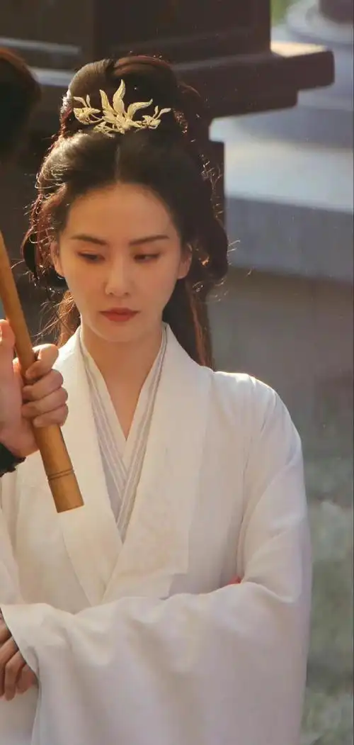 姐古装真的一骑绝尘#刘诗诗一念关山白衣造型撑伞路透