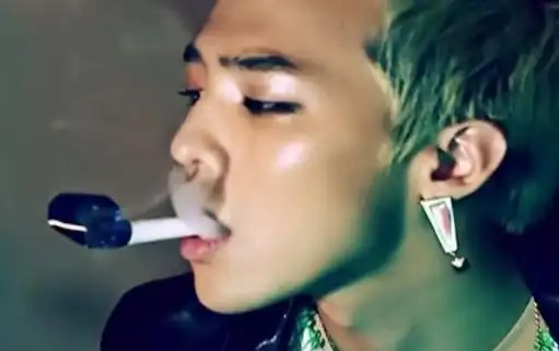 看权志龙抽的烟价格惊掉下巴一盒高达15万黄渤简直太接地气