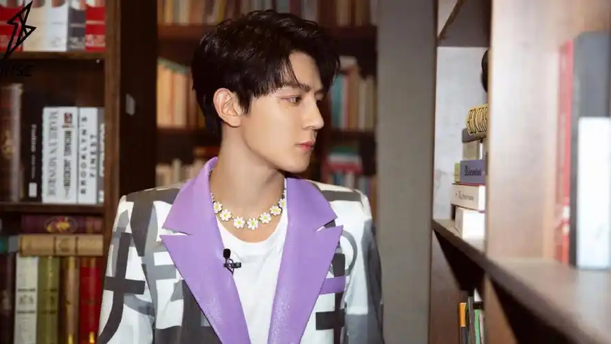 夏之光印花西服清新帅气写真图片