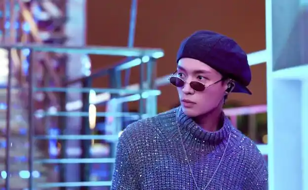 张艺兴贝雷帽造型曝光 复古墨镜高领毛衣魅力十足