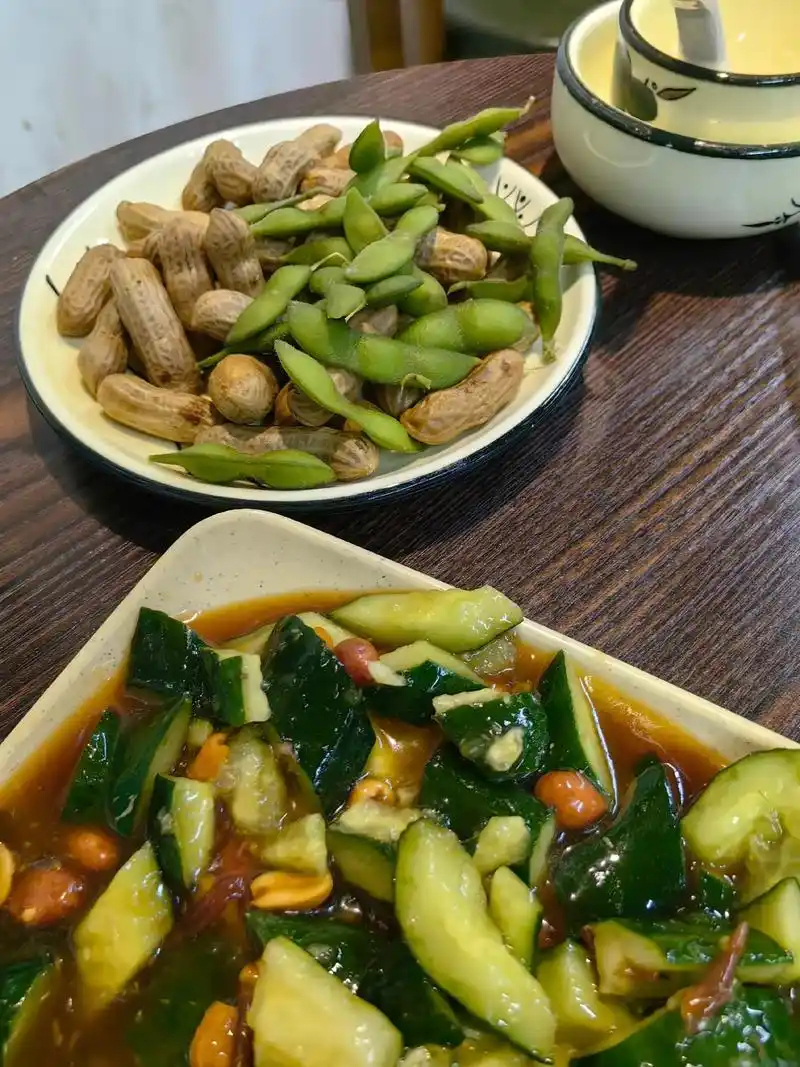 饭店老板看我一个人喝酒,对我照顾的相当周到,090909我就 - 抖