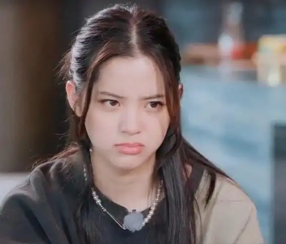 欧阳娜娜说自己不会皱眉!陈伟霆神回应笑翻全网