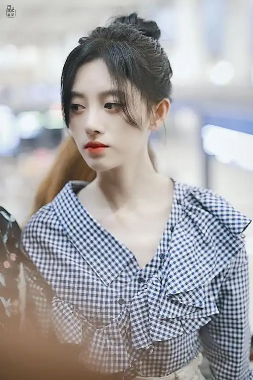 鞠婧祎丸子头现身妆容精致v领衬衫秀锁骨美肌雪白