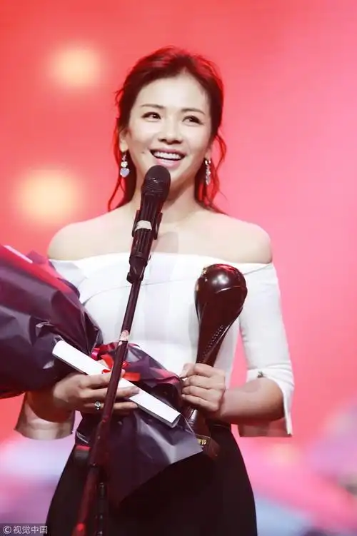 横店影视节刘涛秀香肩笑靥如花 凭《军师联盟》获得最佳女主角奖