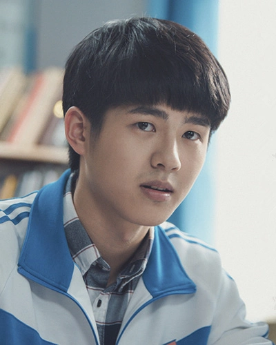 看《最好的我们》 学刘昊然高中男生阳光发型