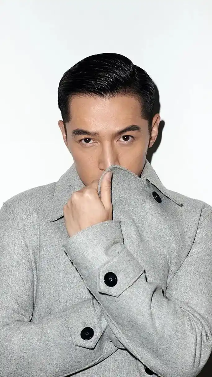 胡歌#完美侧颜杀 #高级感 #西装杀 #气场全开  我年纪 - 抖音