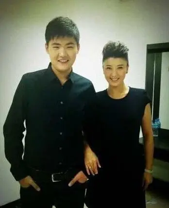 据悉,闫学晶也还有个儿子,叫林傲霖,是和前夫林越所生,这次并没有出现