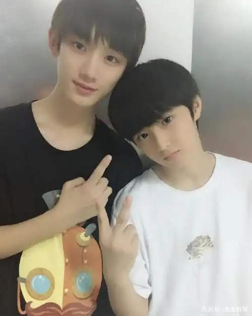 刘耀文刚进时代峰峻的时候还是个小学生,之前跟哥哥的合照,刘耀文才