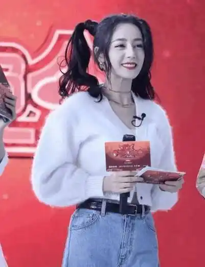 扎双马尾不玩性感扮可爱,跟王源同框像同龄人_休闲_时尚_白色