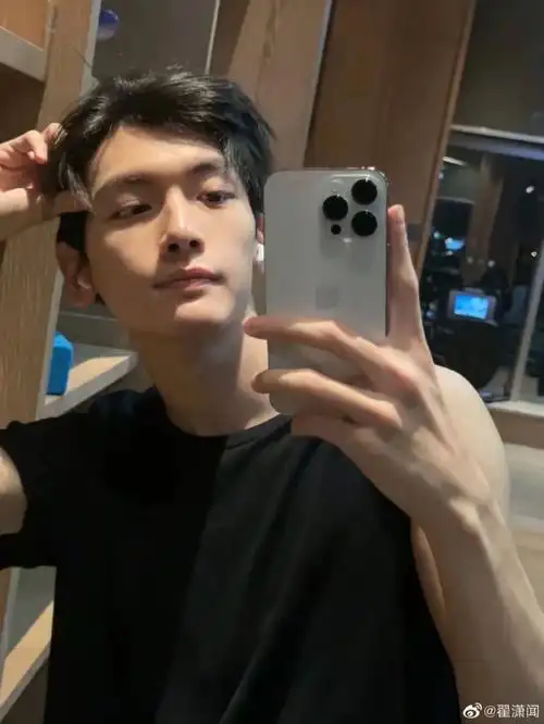 翟潇闻你啥时候漏腹肌啊#翟潇闻  #r1se