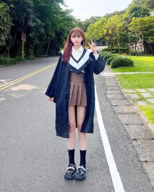 百褶裙与学士服,是一组看似截然不同,却又有着独特魅力的搭配.