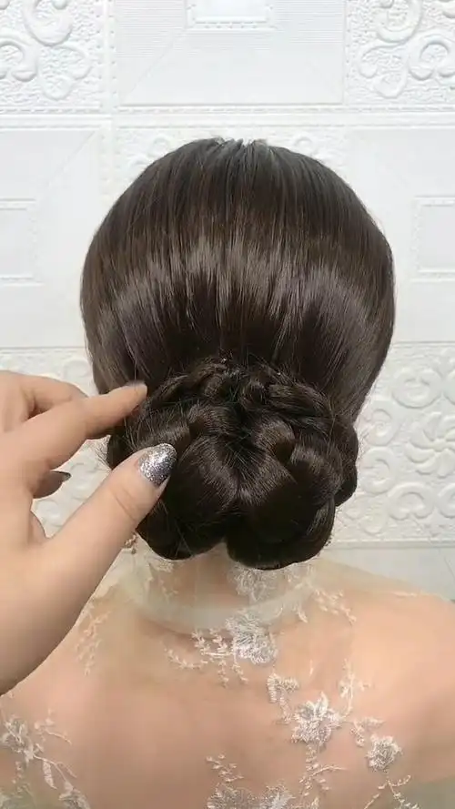 特别简单的一款发型,感觉穿旗袍的时候这样扎超级美