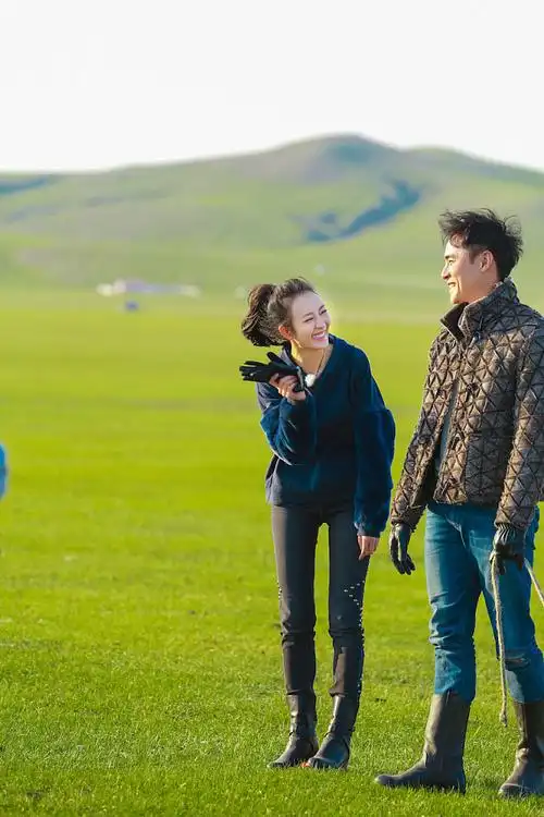 王鸥躺明道怀中草原谈情说爱玩浪漫