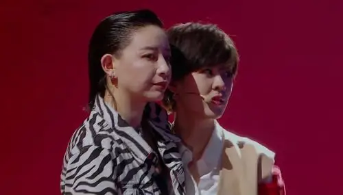 浪姐李斯丹妮为何成为团宠她和郁可唯同台的动作温暖人心明星电影文章