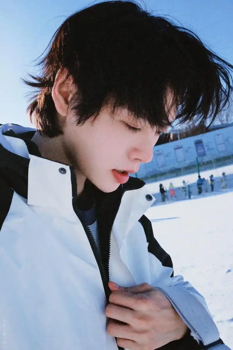 自修图|美神降临～禁抹水印哦#肖宇梁滑雪随拍 #肖宇梁 #滑 - 抖音