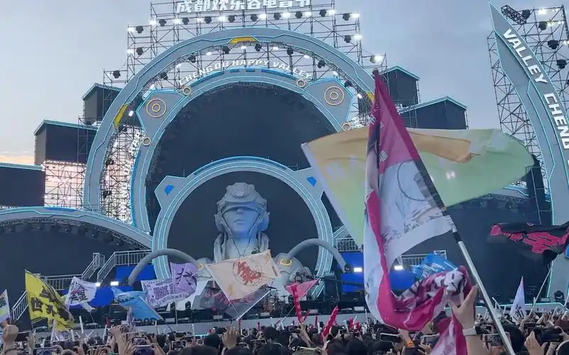 7.2成都欢乐谷音乐节 气运联盟(缺小熊) 开始前举旗现场