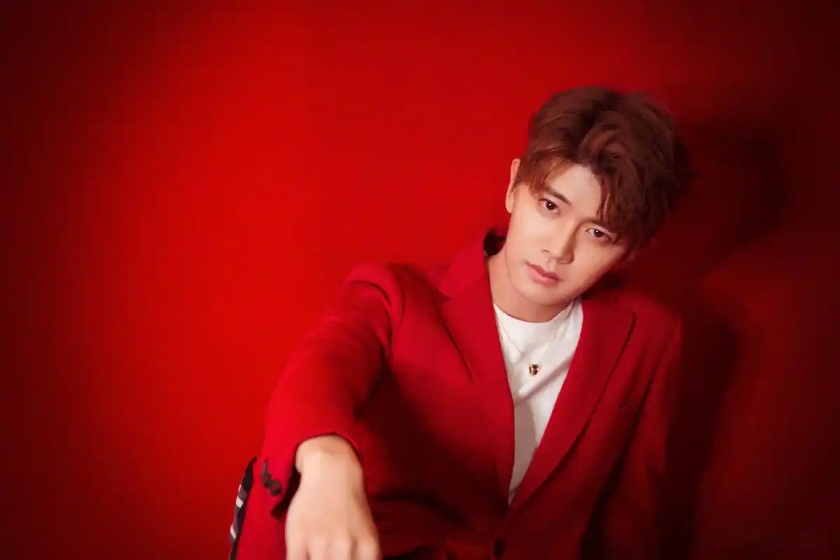 小哥哥任嘉伦真的好适合红色西装啊!