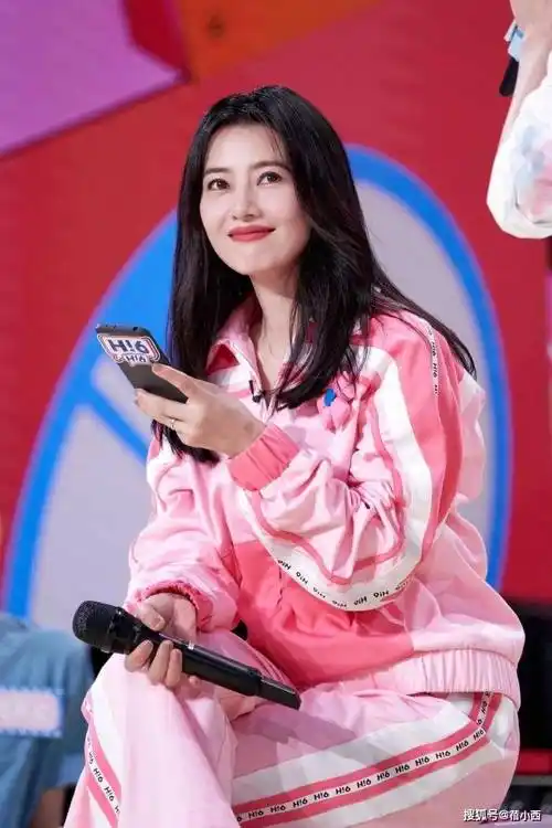 45岁高圆圆新剪了发型年轻10岁,穿一身粉运动装,美得像换了个人