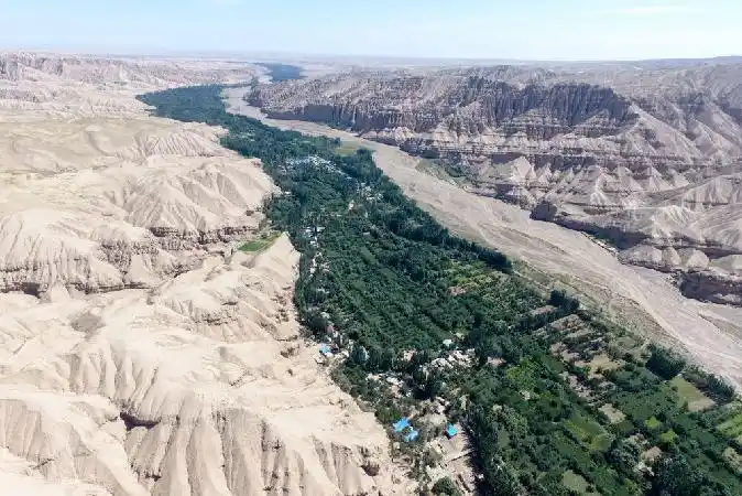 这是阿拜克力·海力帕提家世代居住的叶城县棋盘乡(8月18日无人机