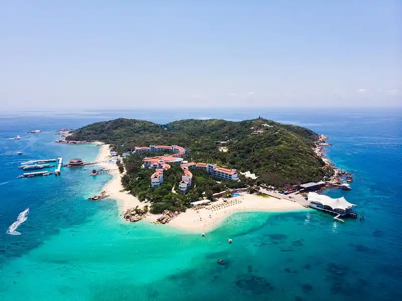 蜈支洲岛是一座集海岛观光,项目游玩,蜜月度假和亲子旅游等于一体的