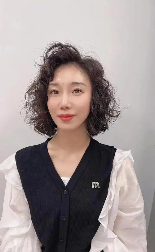 波浪卷发是一种经典的发型,一直以来都备受欢迎.