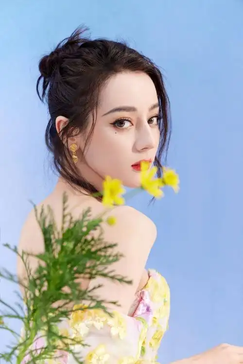 迪丽热巴最新写真曝光一袭抹胸碎花长裙温婉动人